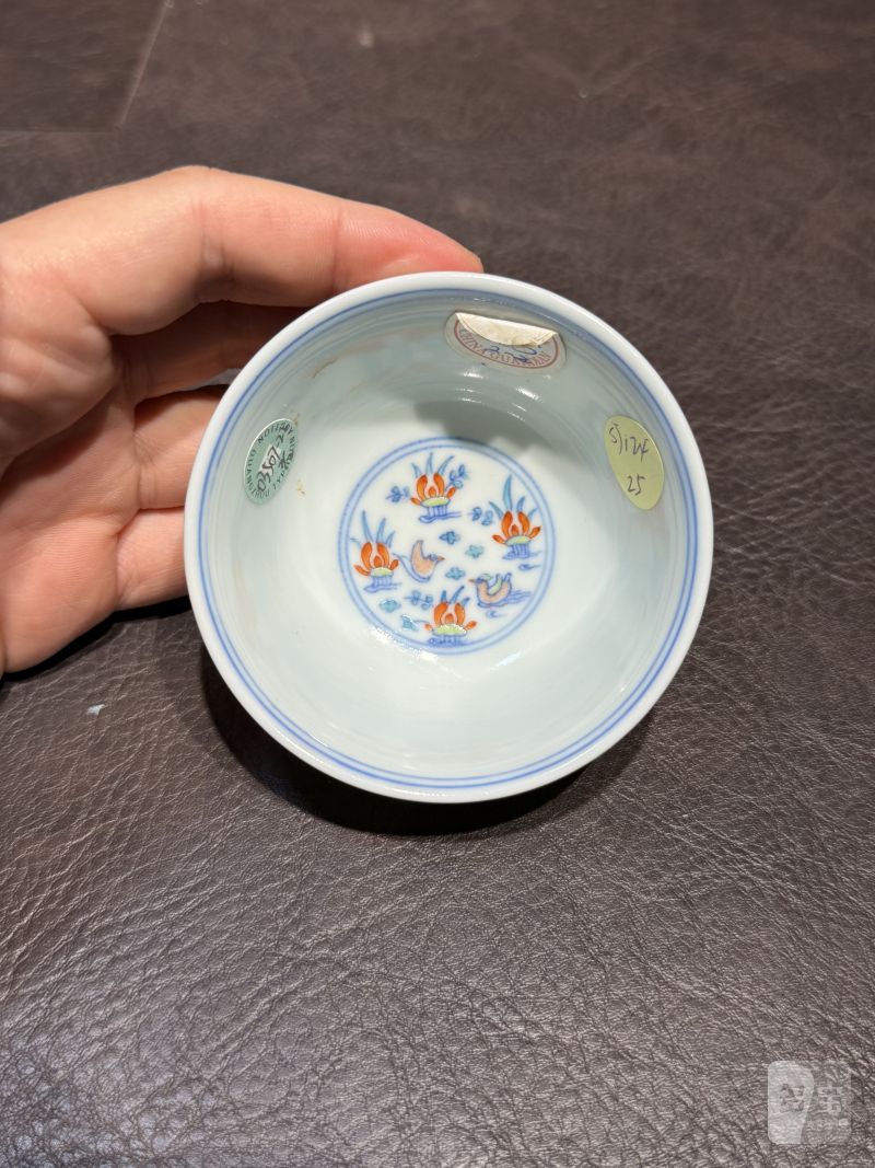 清中期 “三和堂制”款斗彩莲池鸳鸯纹茶圆一对 - 图17